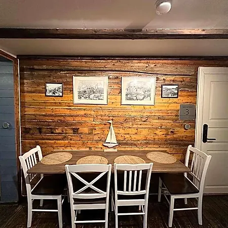 Astra Whale - Waterfront Boutique Hostel In Lofoten Kabelvåg